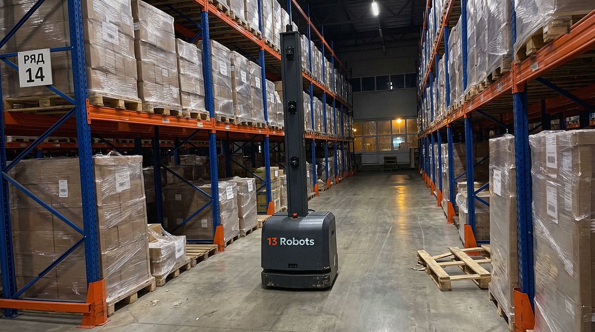 Робот-инвентаризатор 13 Robots сканирует паллеты в проходе склада ночью